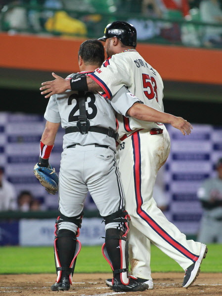 최경철 포스를 튕겨내는 히메네스의 홈슬라이딩